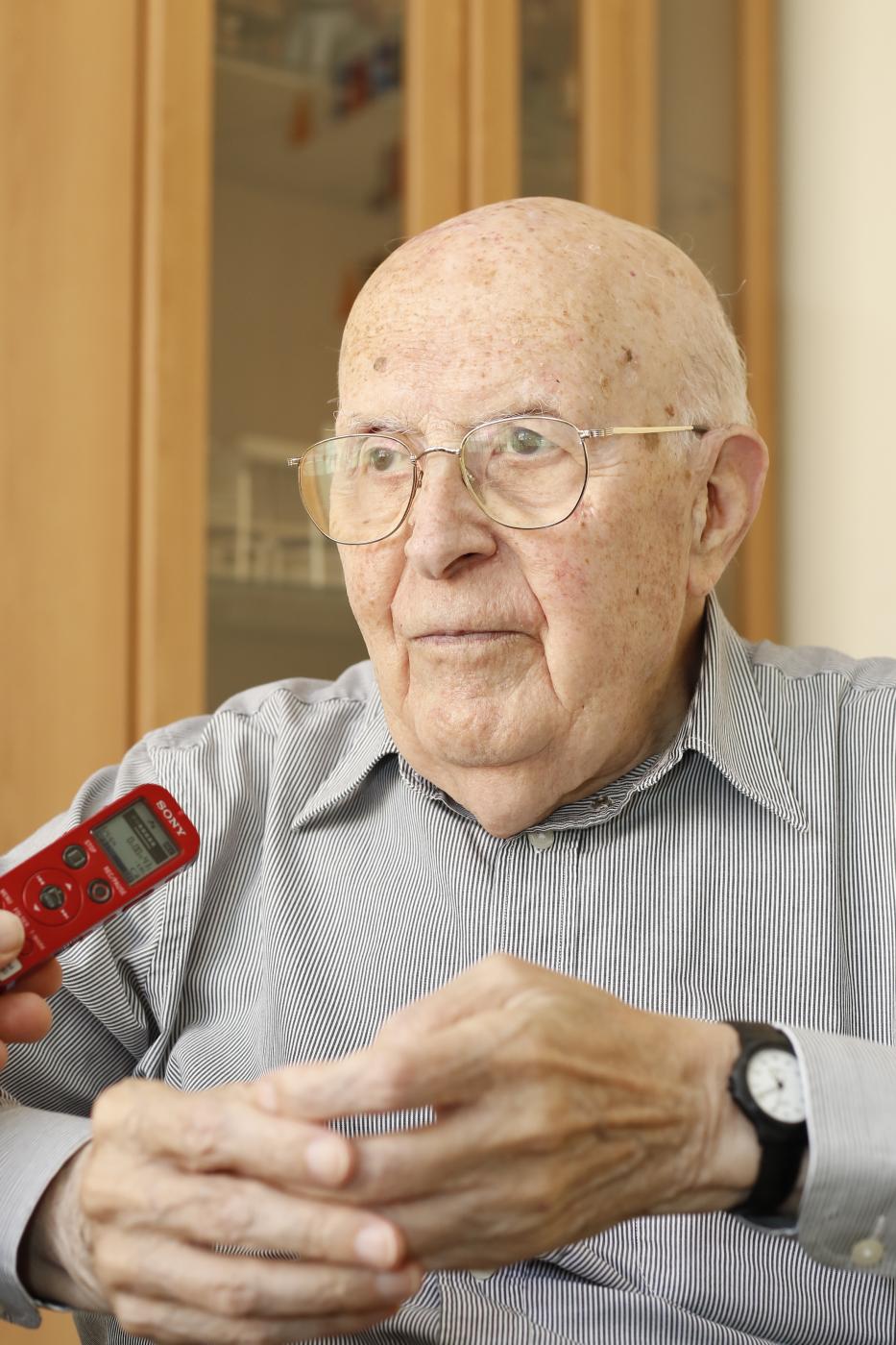 D. José Miranda durante una entrevista