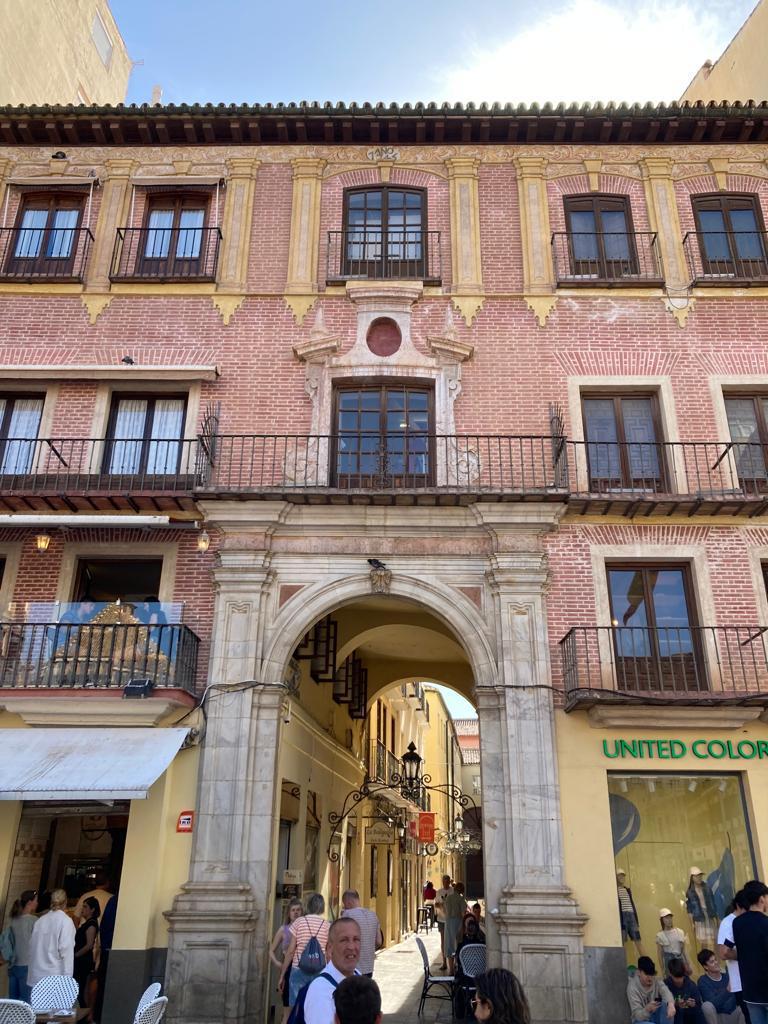 «Donde está el arco de Chinitas se encontraba la iglesia de la Inmaculada Concepción del Convento de las Agustinas Descalzas»
