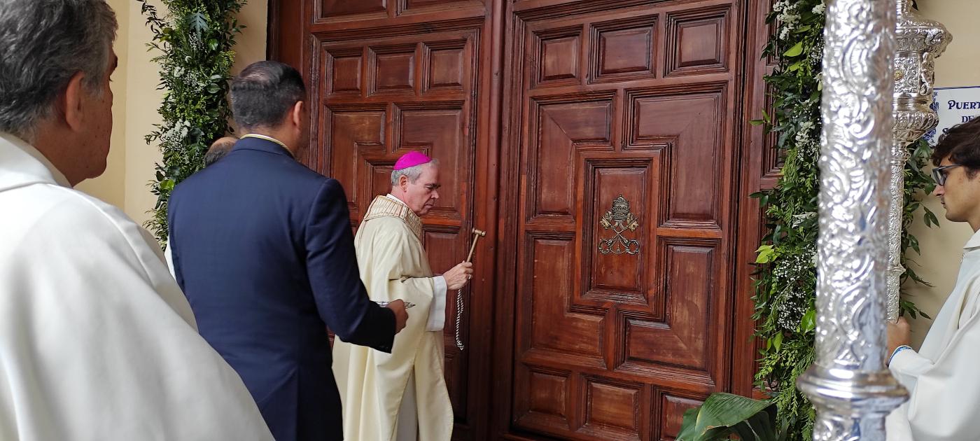 Apertura de la Puerta Santa en el Santuario de la Victoria con motivo del jubileo por el centenario de la Cofradía del Amor y Caridad. FOTO: JUAN DURÁN