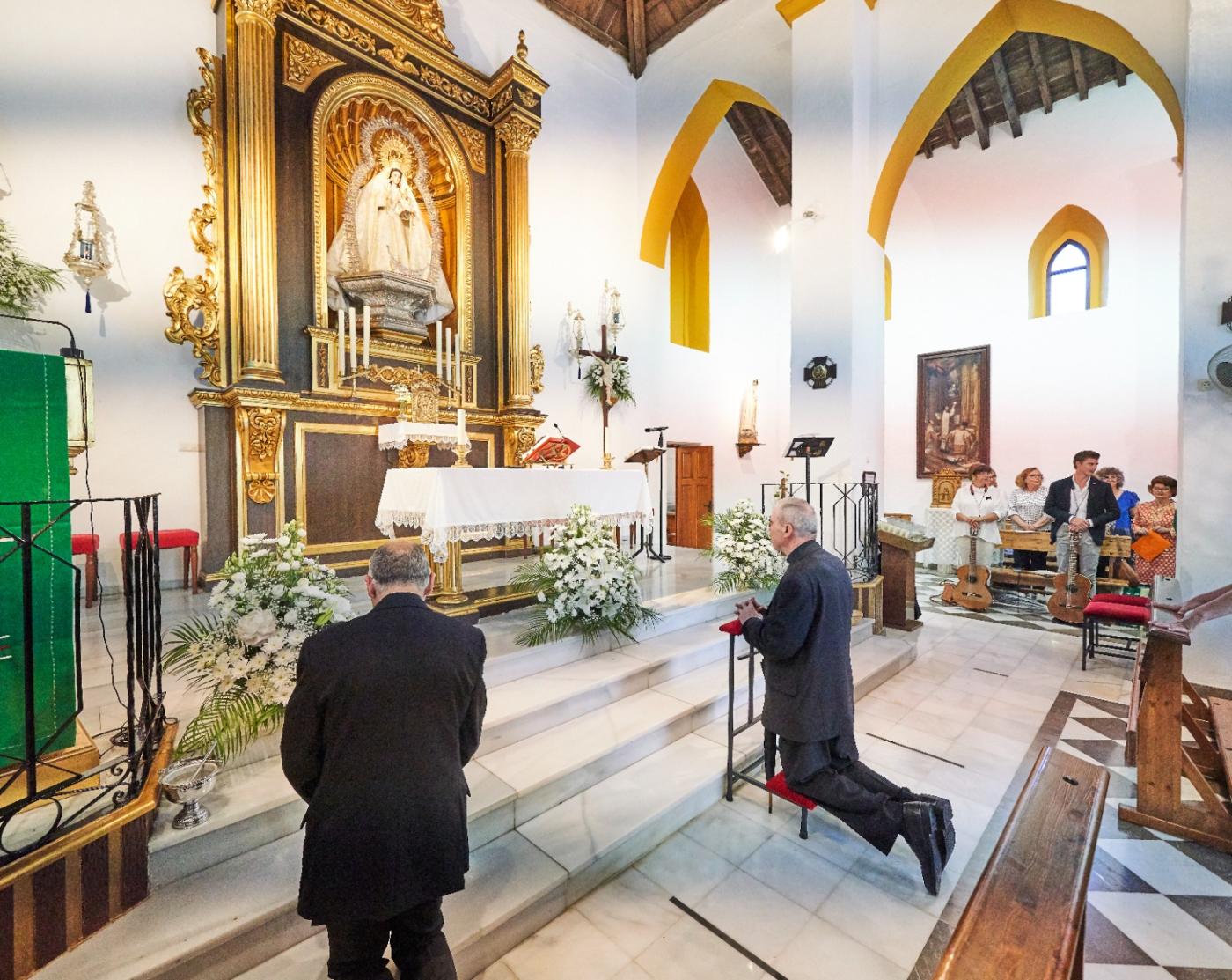 D. Jesús visita la parroquia de Maro y la Cueva de Nerja