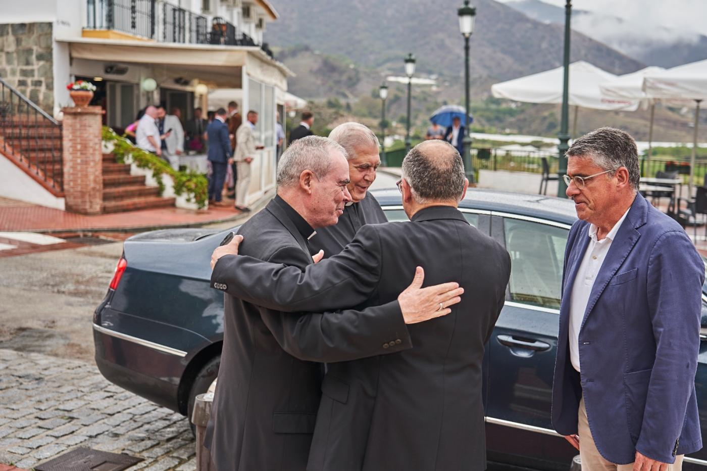 D. Jesús visita la parroquia de Maro y la Cueva de Nerja