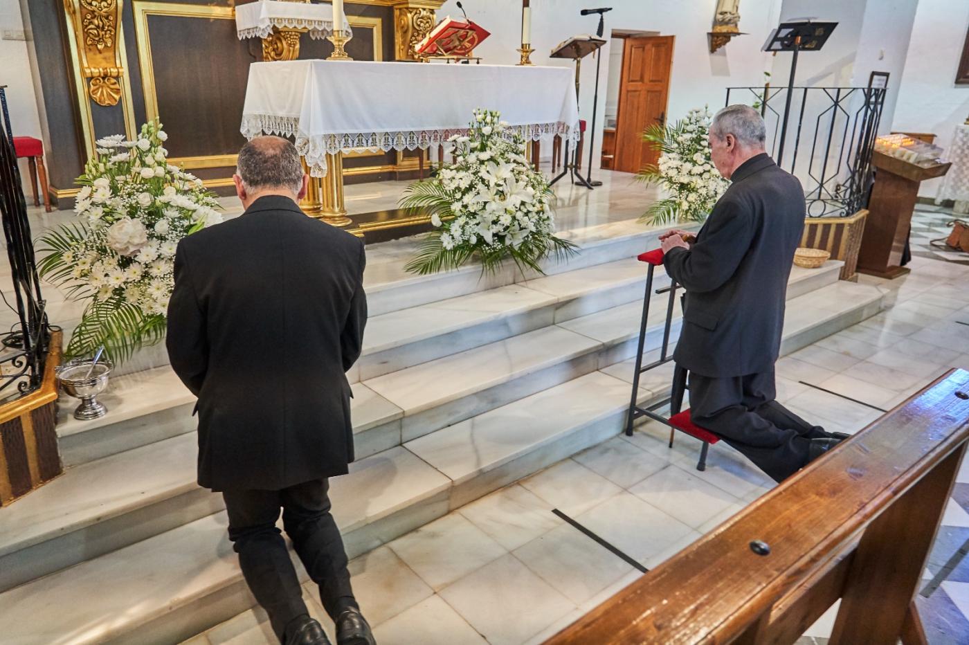 D. Jesús visita la parroquia de Maro y la Cueva de Nerja