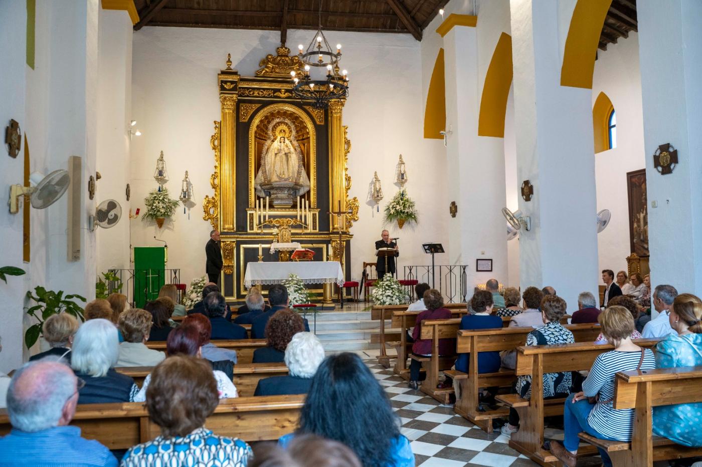 D. Jesús visita la parroquia de Maro y la Cueva de Nerja
