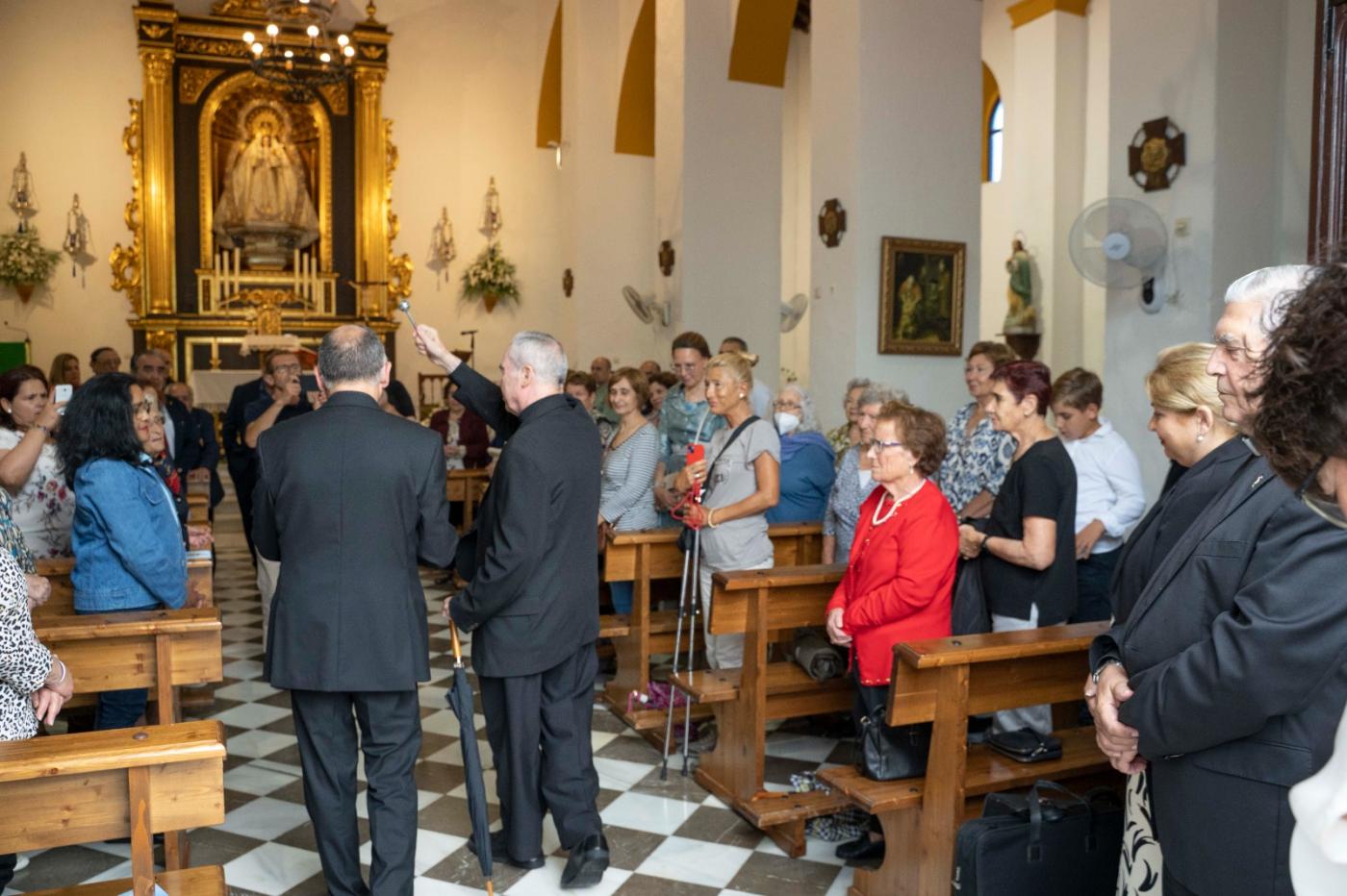 D. Jesús visita la parroquia de Maro y la Cueva de Nerja