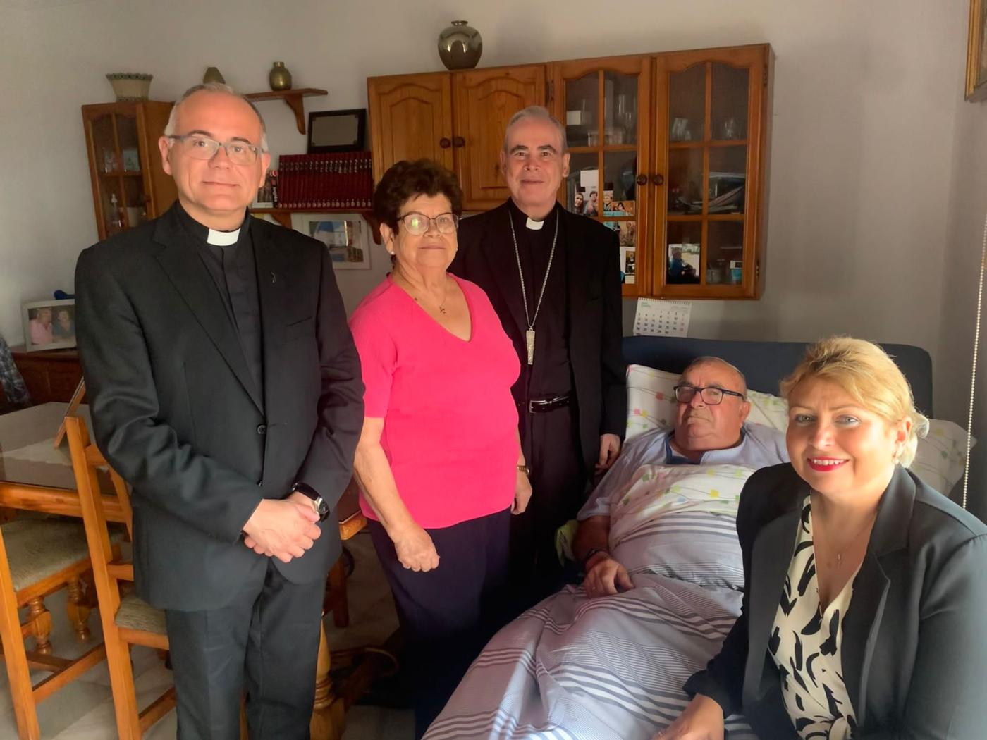 D. Jesús visita la parroquia de Maro y la Cueva de Nerja