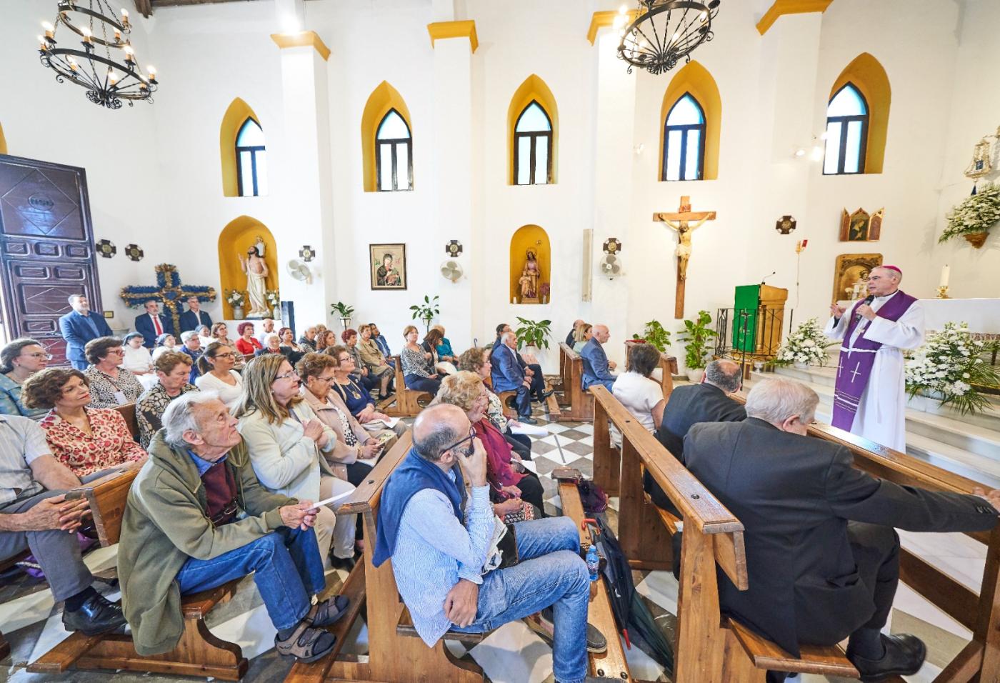 D. Jesús visita la parroquia de Maro y la Cueva de Nerja