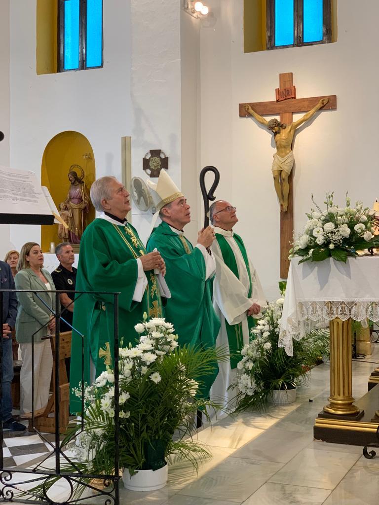 D. Jesús visita la parroquia de Maro y la Cueva de Nerja