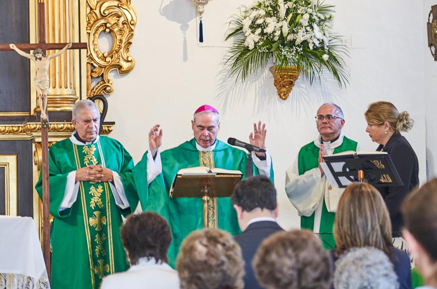 D. Jesús visita la parroquia de Maro y la Cueva de Nerja