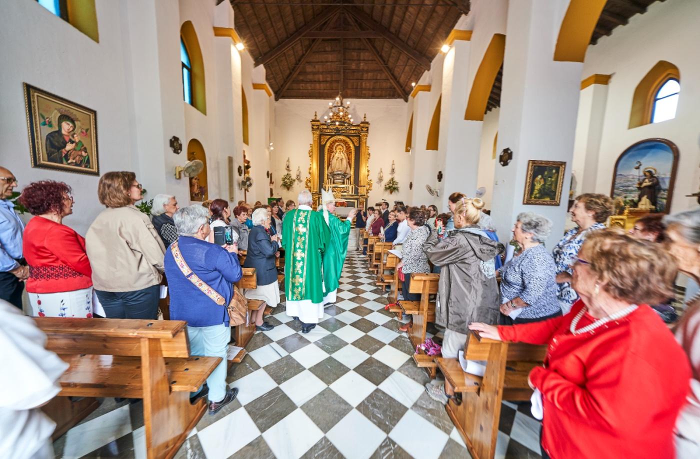 D. Jesús visita la parroquia de Maro y la Cueva de Nerja