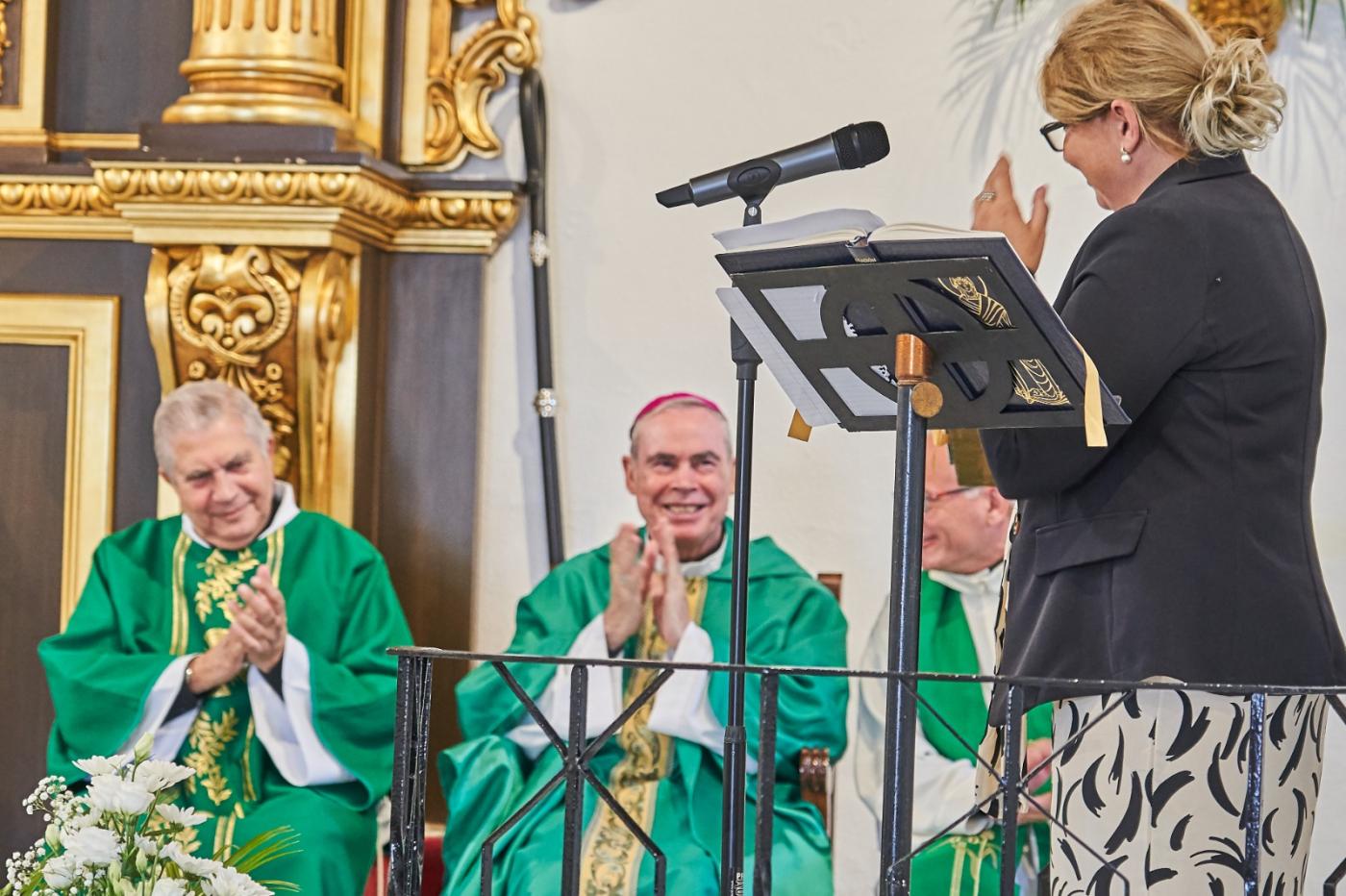 D. Jesús visita la parroquia de Maro y la Cueva de Nerja
