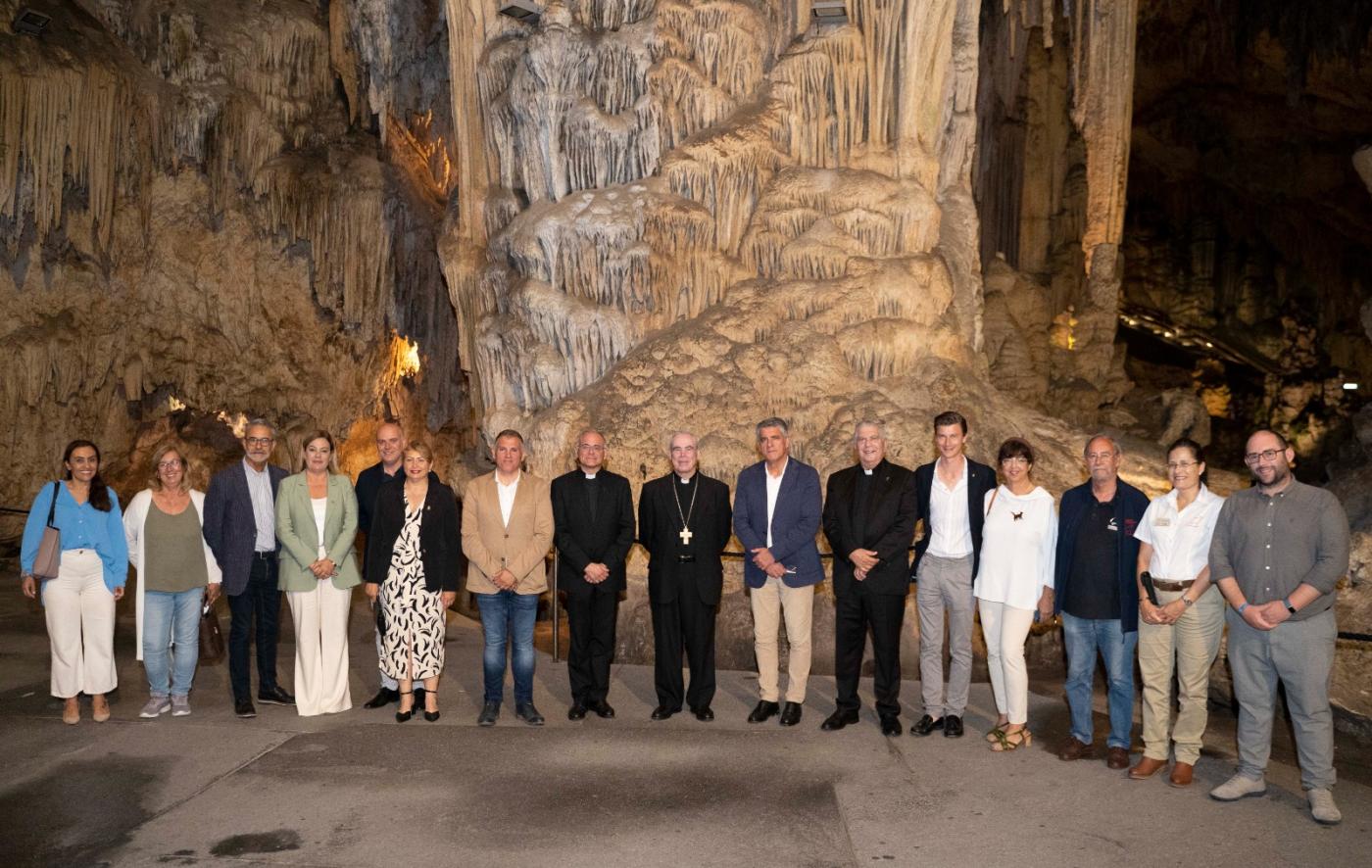 D. Jesús visita la parroquia de Maro y la Cueva de Nerja