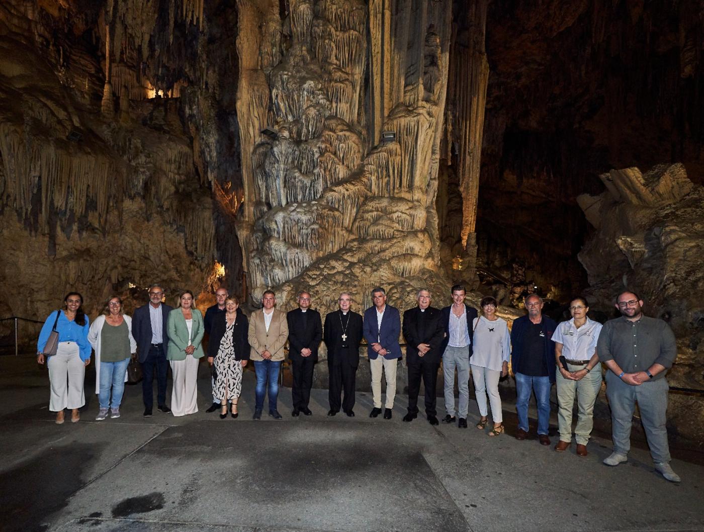 D. Jesús visita la parroquia de Maro y la Cueva de Nerja
