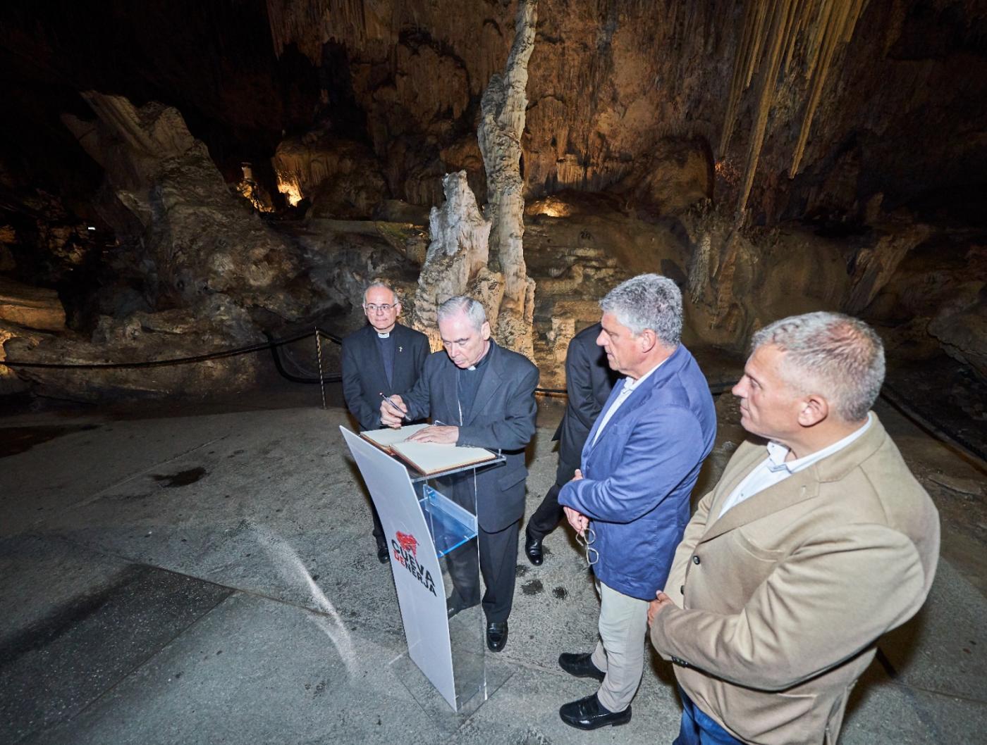 D. Jesús visita la parroquia de Maro y la Cueva de Nerja