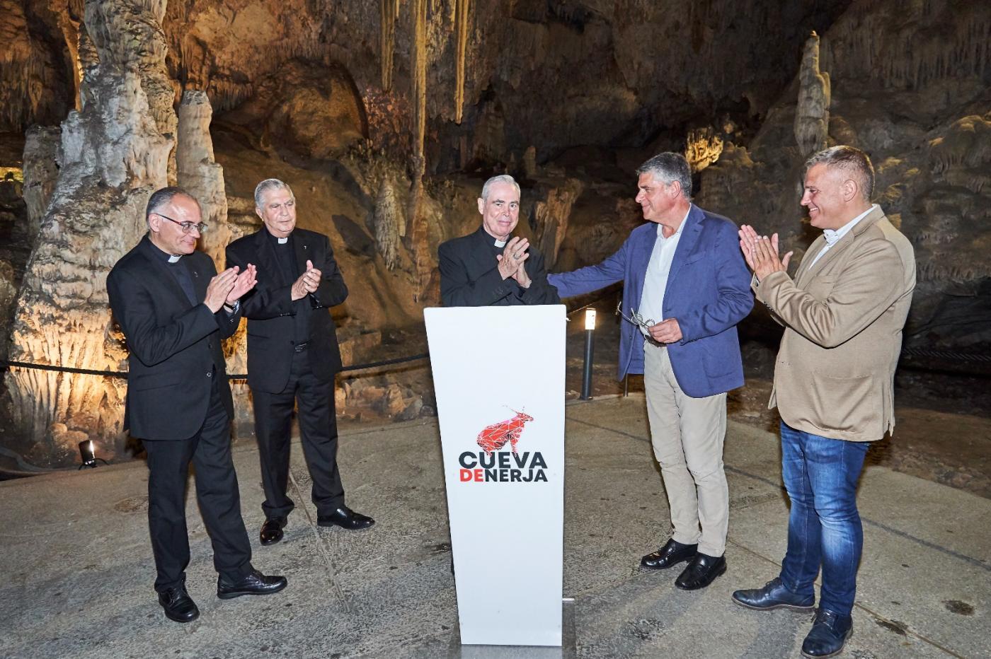 D. Jesús visita la parroquia de Maro y la Cueva de Nerja