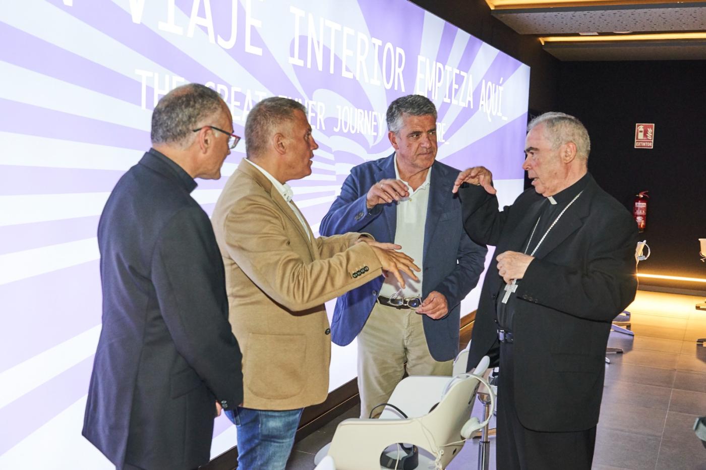 D. Jesús visita la parroquia de Maro y la Cueva de Nerja