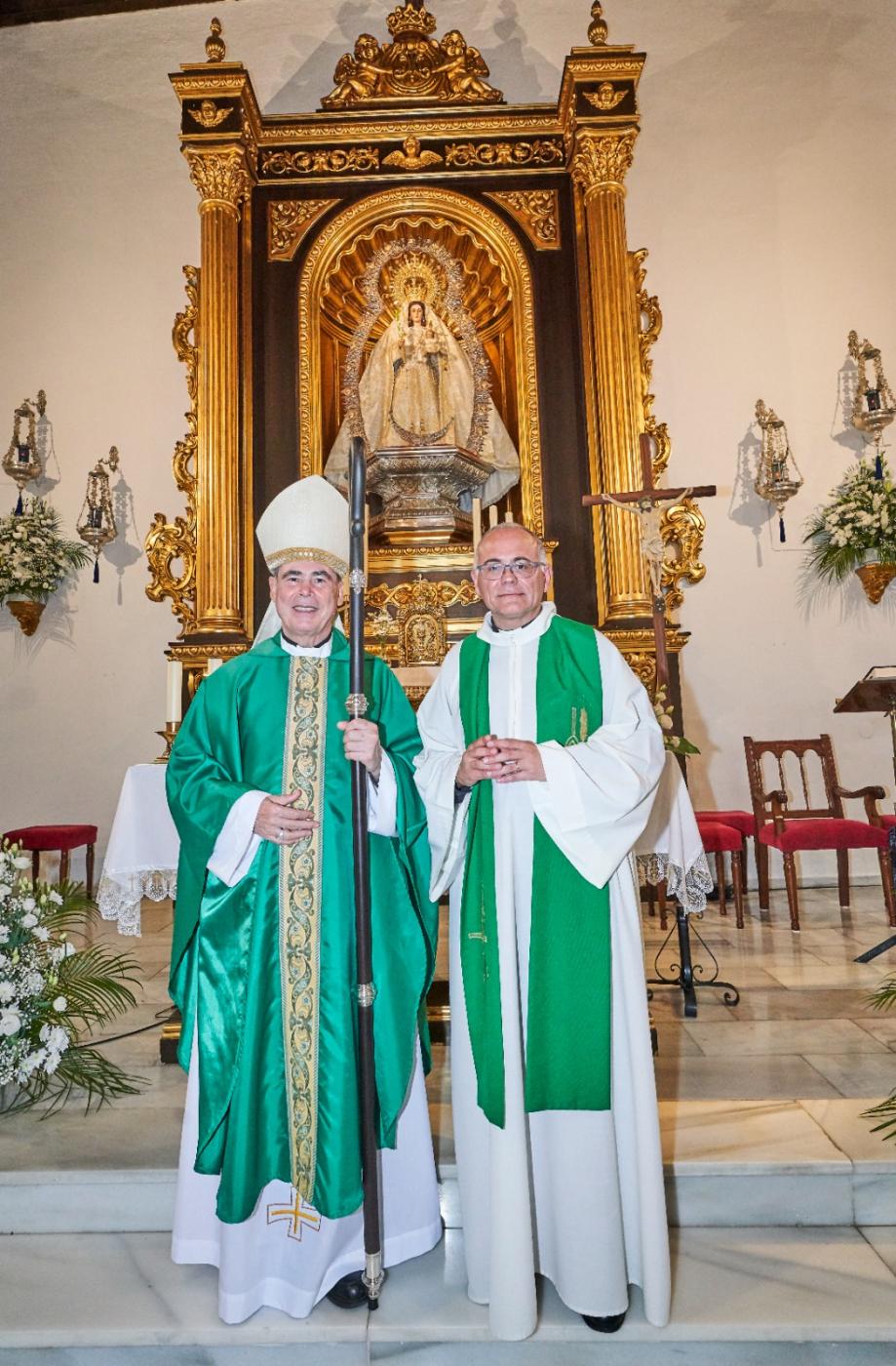 D. Jesús visita la parroquia de Maro y la Cueva de Nerja