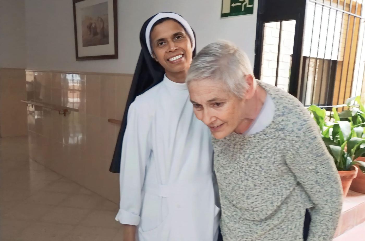 Una acogida, Janice, junto a la hermana Lizy María en Cotolengo de Málaga