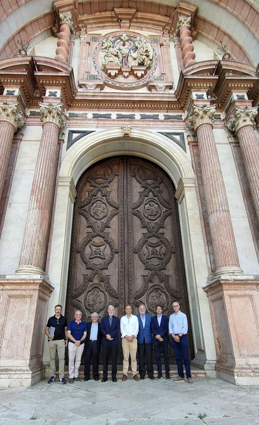 Antonio Rodríguez, Silverio Cuevas, Antonio Aguilera, José Manuel Ferrary, Manuel Campano, Javier Arcas, Juan Manuel Sánchez y Rafael Campano, tras la firma del contrato de obras