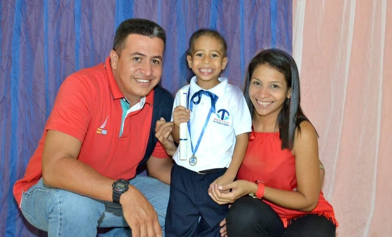 Feli y Carolina junto a su hijo Matías