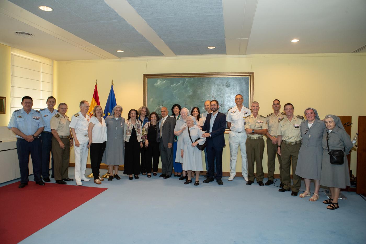 La hermana Cristina Fernández y participantes en el acto de entrega de la Cruz del Mérito Militar