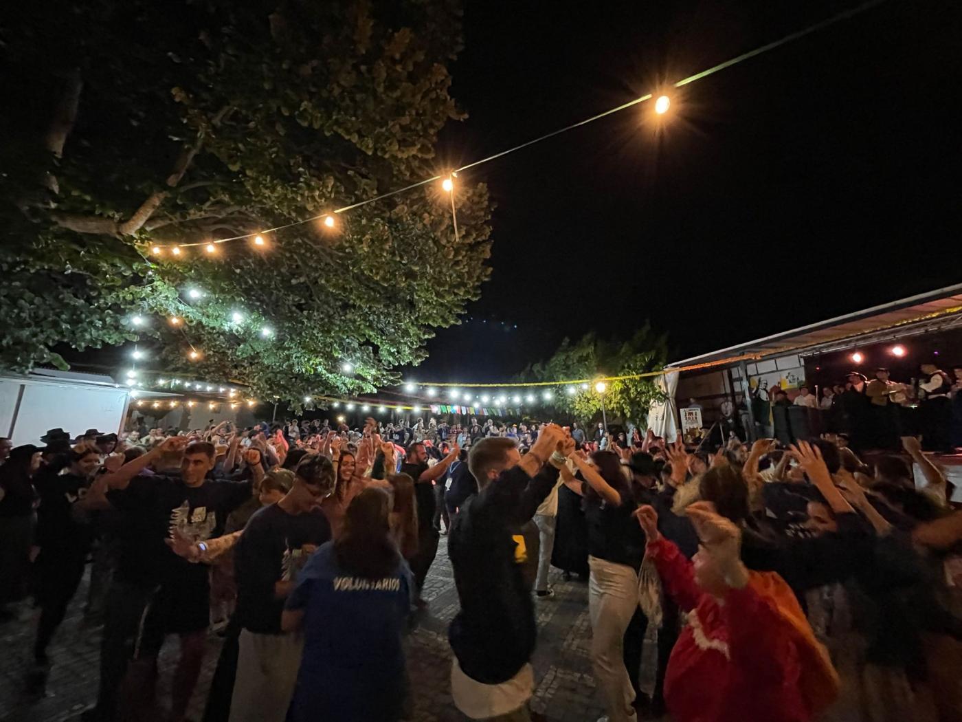Fiesta tradicional con bailes típicos y comida portuguesa