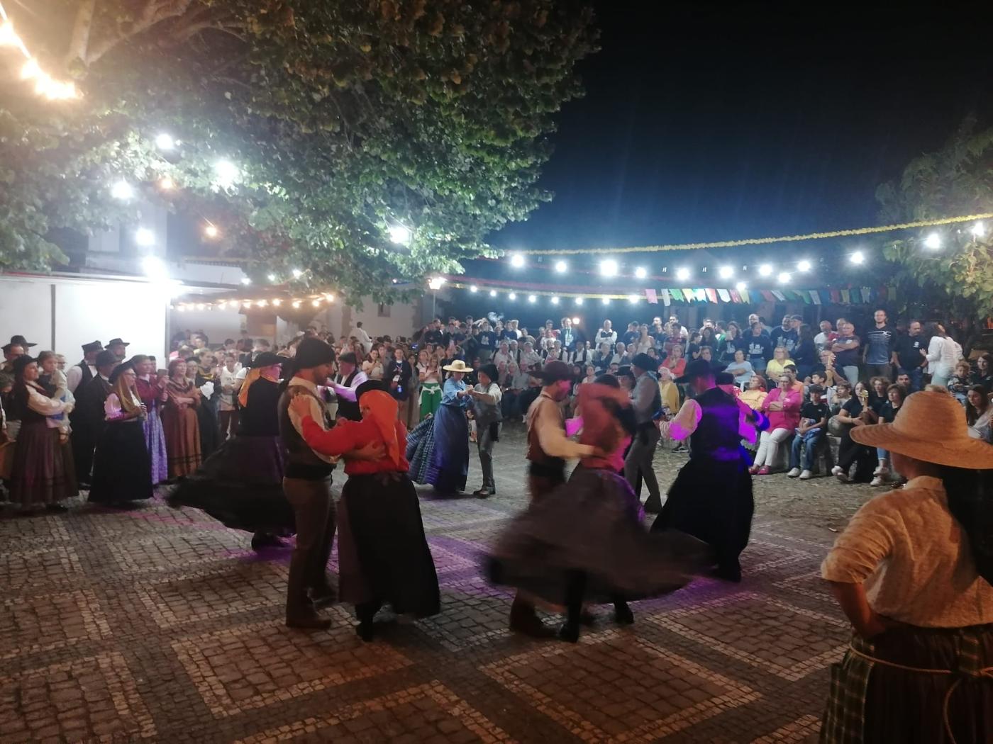 Fiesta tradicional con bailes típicos y comida portuguesa