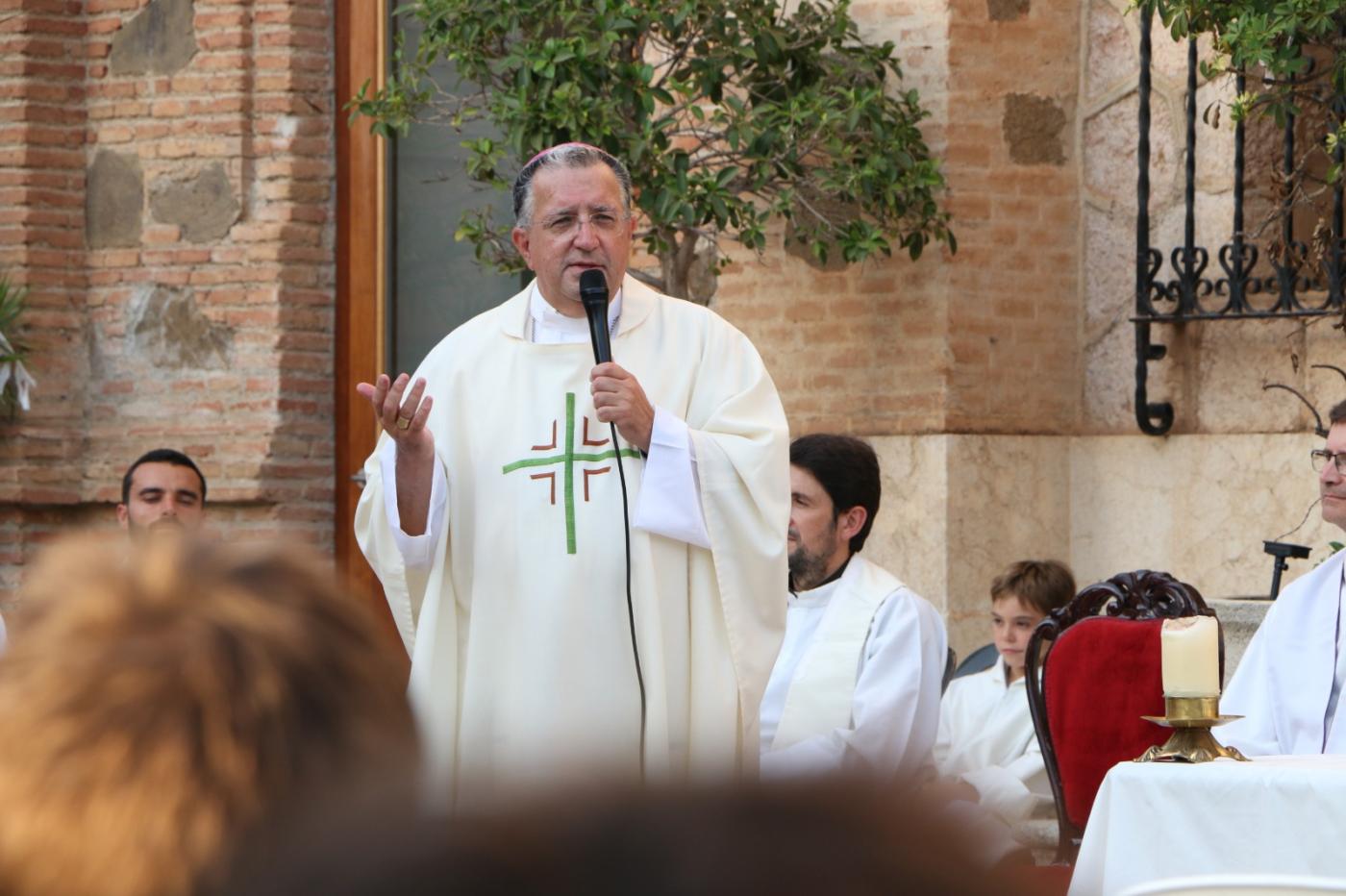 D. Ginés celebrando la Eucaristía delante de la capilla del Buen Pastor //KSA