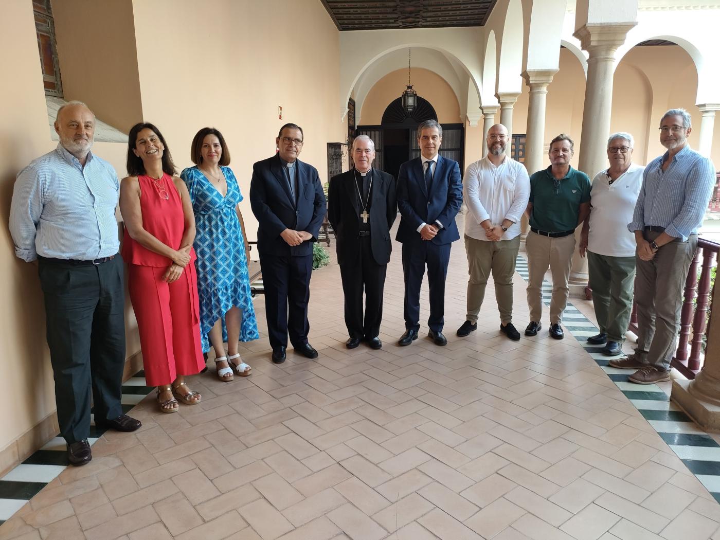 Rafael Carmona y Marcos Balboteo junto al Sr. Obispo y al equipo de administración y asesoría jurídica de la Diócesis