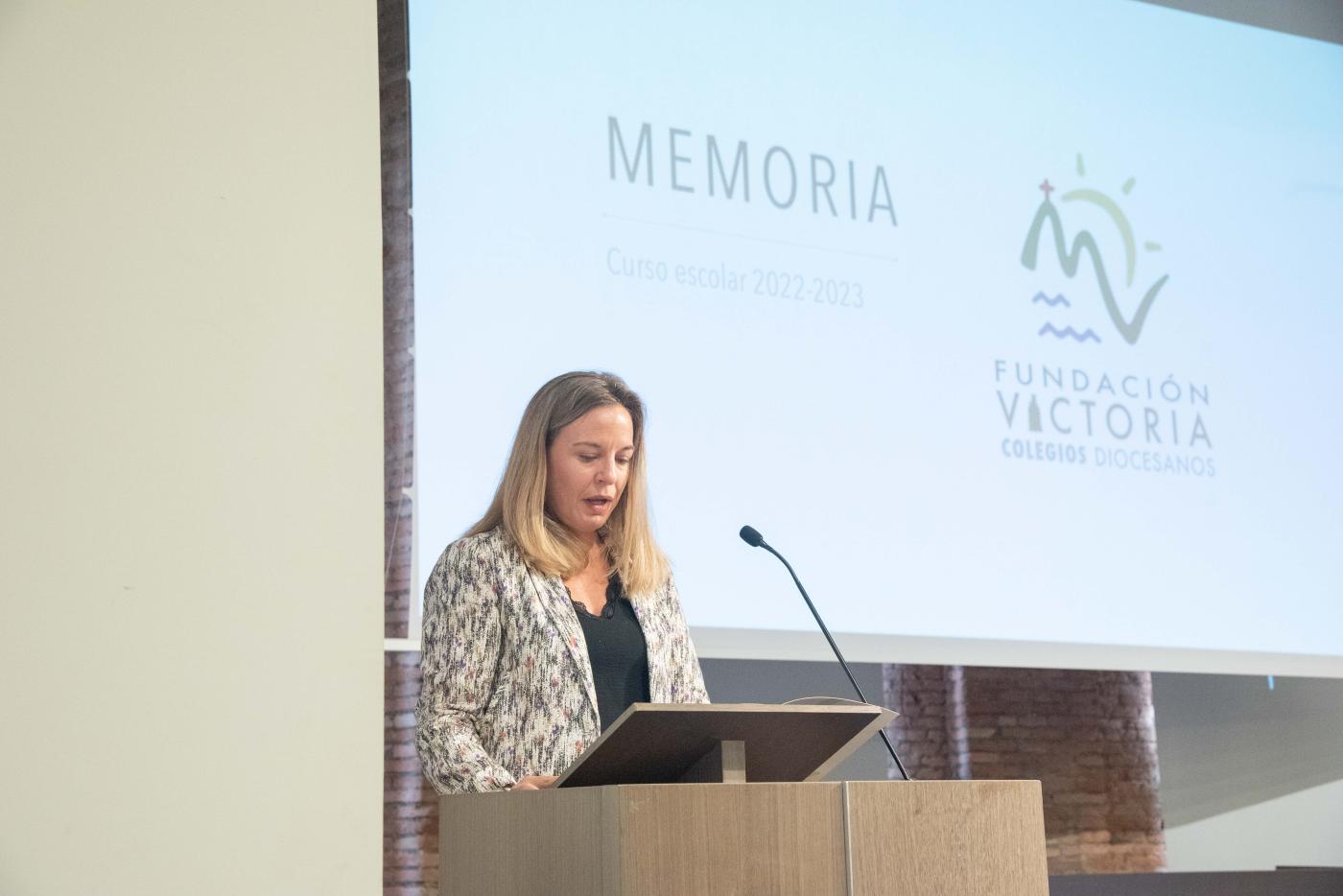 Laura Berrocal, Secretaria General, lee la memoria 2022-2023 en la apertura de curso 2023-2024 de Fundación Victoria-Colegios Diocesanos