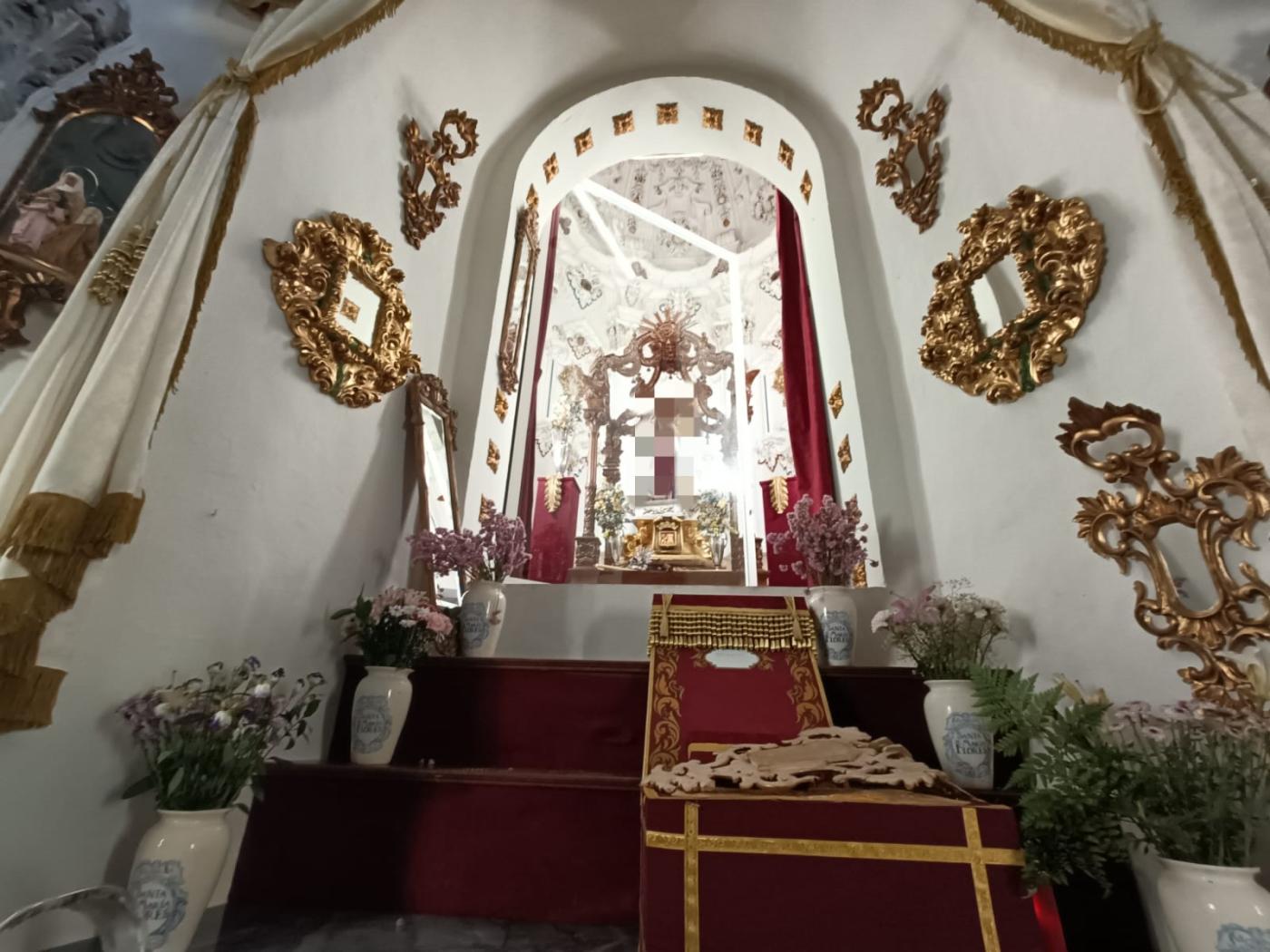 El cristal blindado que protege la imagen ha sido forzado para acceder al camarín