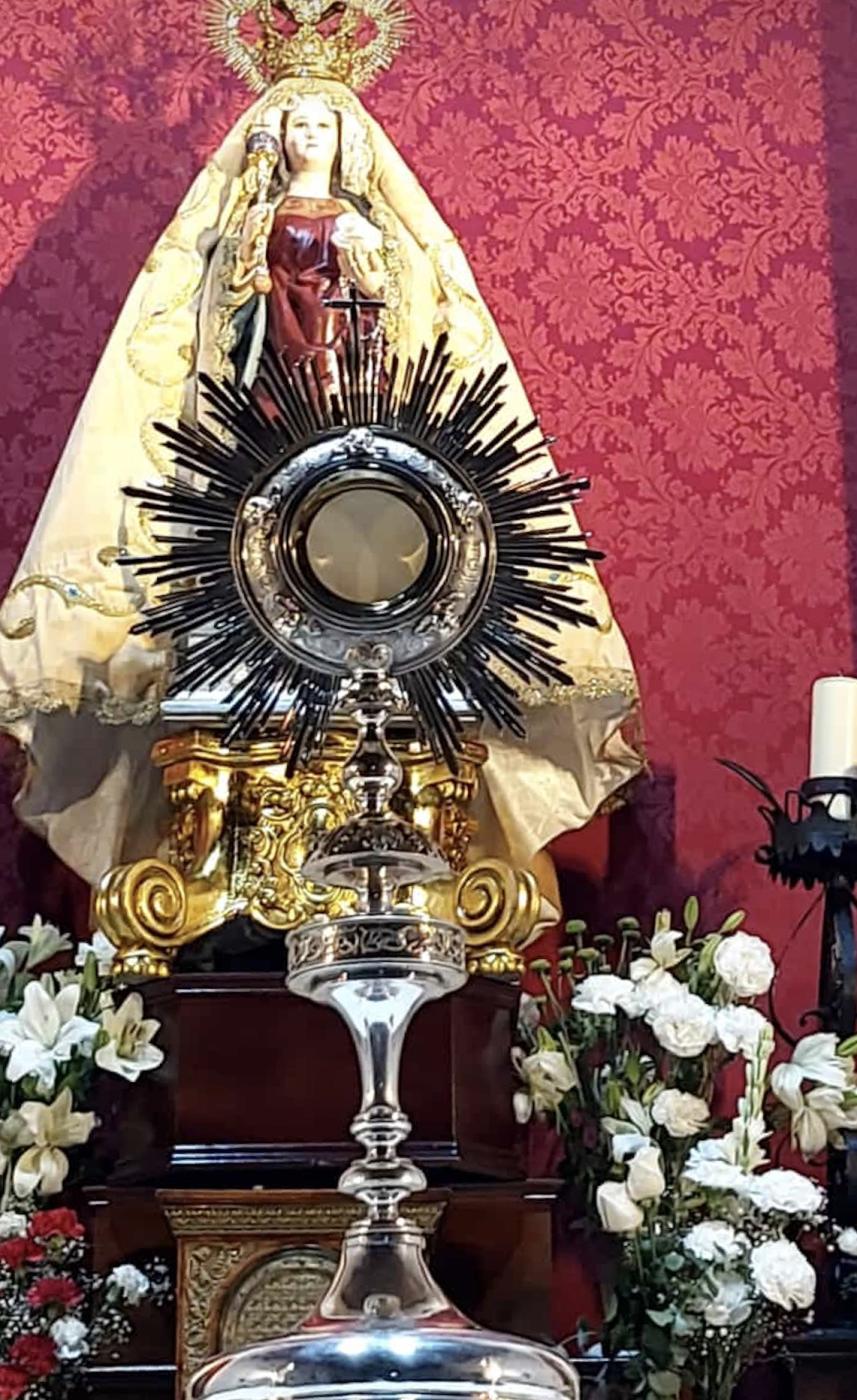 Santísimo expuesto ante la imagen profanada de Ntra. Sra. de Flores