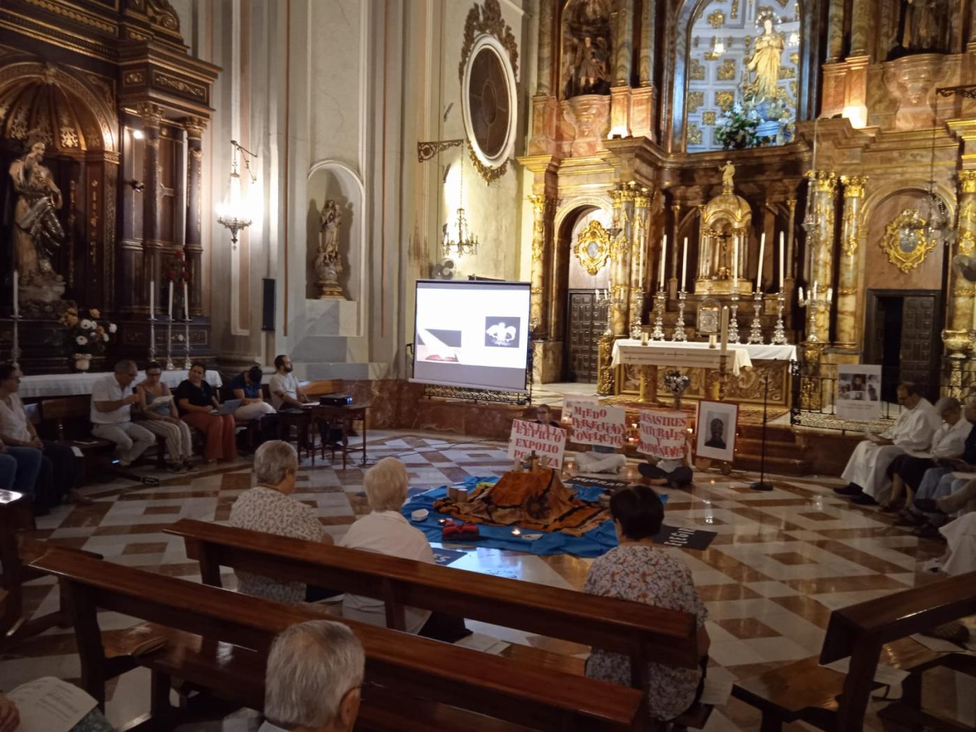 Vigilia de oración por los migrantes y refugiados en la iglesia de la Concepción, de las Esclavas, en Málaga