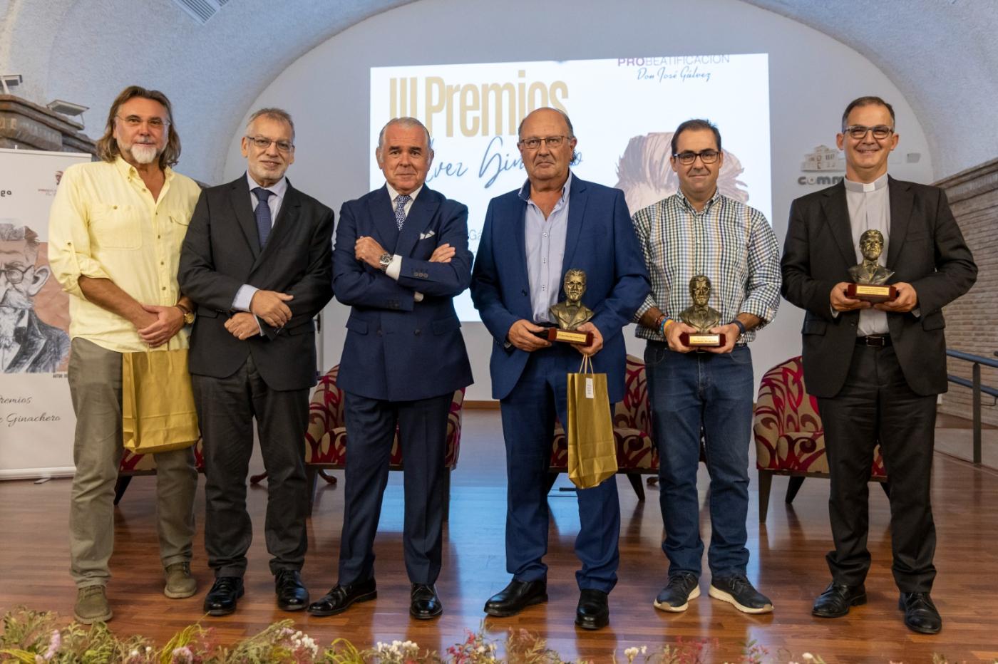 Los premiados junto al presidente del Colegio de Médicos de Málaga, Pedro Navarro, y Francisco García Villalobos, secretario de la Asociación José Gálvez Ginachero