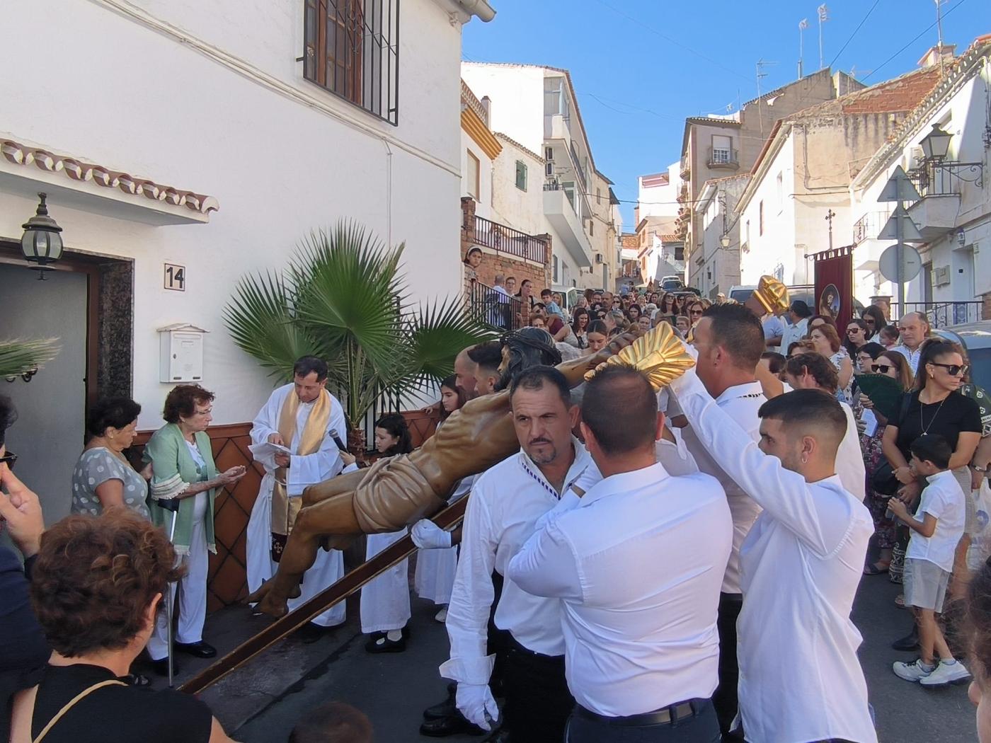 El Cristo de la Salud visita a los enfermos y mayores de Benamocarra