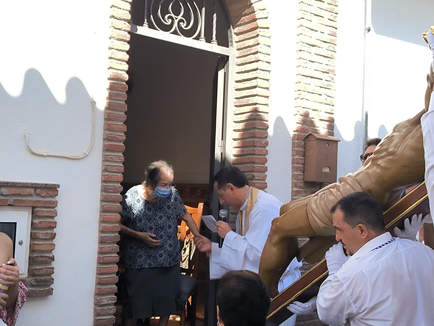 El Cristo de la Salud visita a los enfermos y mayores de Benamocarra