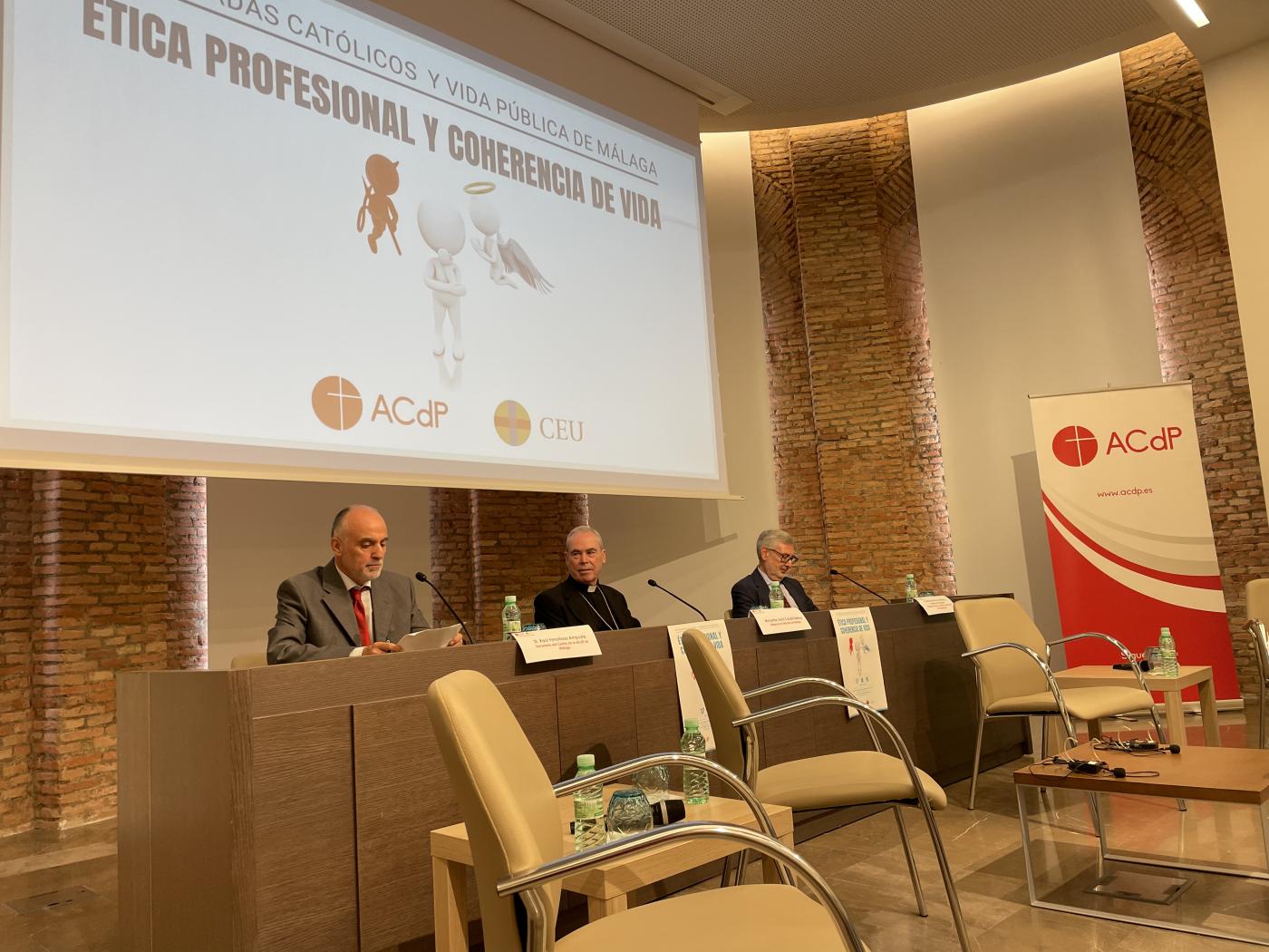 ¿Hacia dónde va el ser humano? Es la pregunta con la que concluyeron las jornadas de ética profesional y coherencia de vida