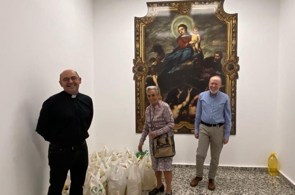 El párroco de Santiago junto a Manoli y Jose Luis Morales // Carmen Aguilera