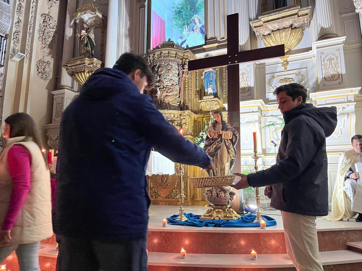 Los jóvenes de Antequera viven la fiesta de su Madre