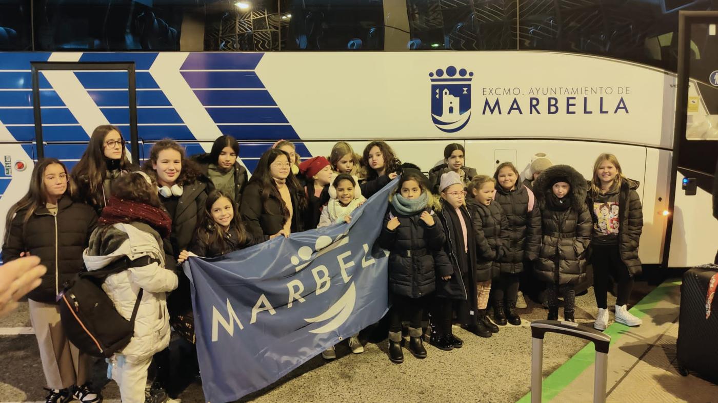 Niños de la Escolanía de la Encarnación de Marbella, poco antes de salir rumbo a Roma