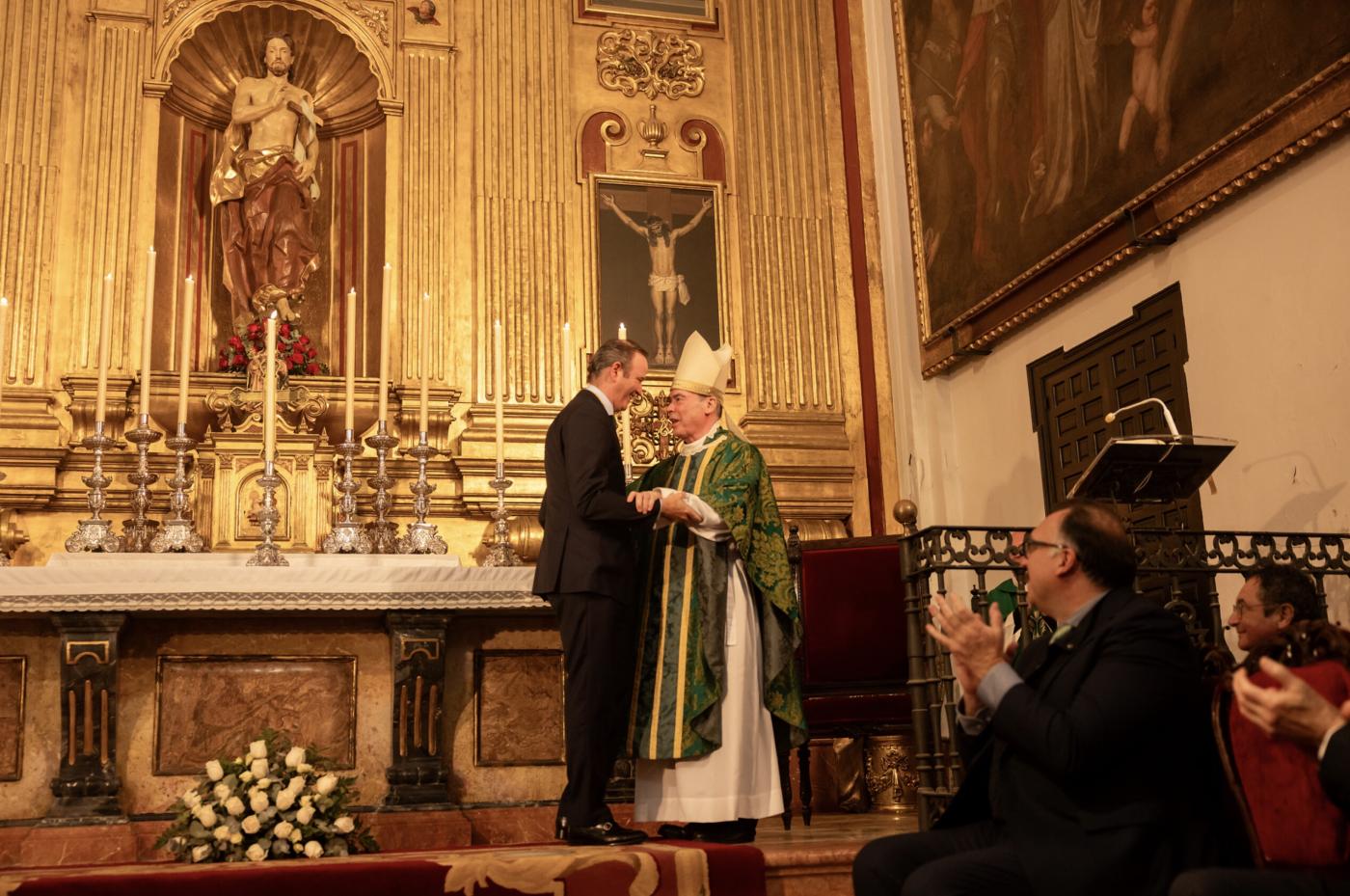 Pablo Atencia recibe la Medalla de Oro de la Agrupación de Cofradías de Semana Santa de Málaga