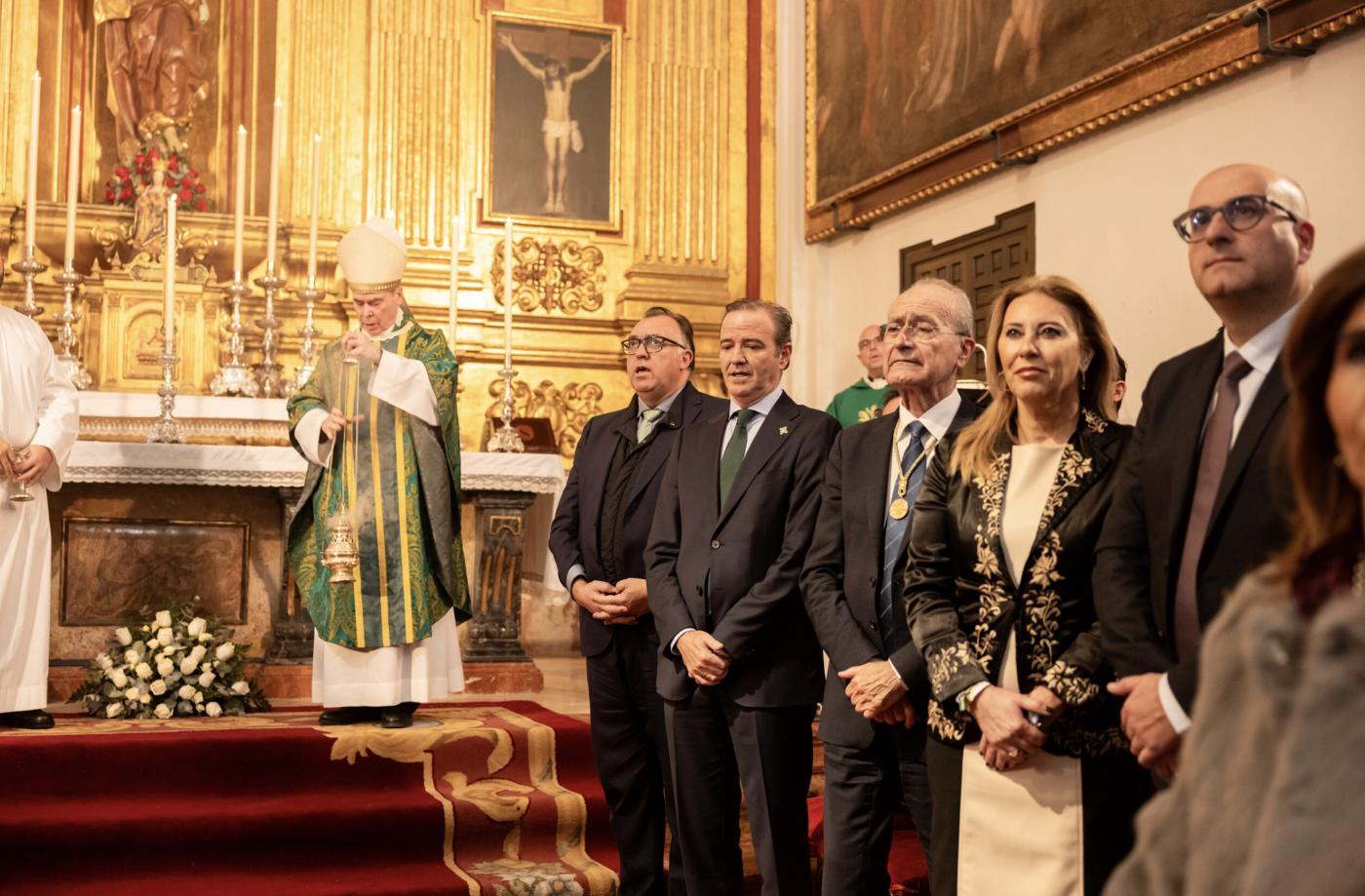 Pablo Atencia recibe la Medalla de Oro de la Agrupación de Cofradías de Semana Santa de Málaga