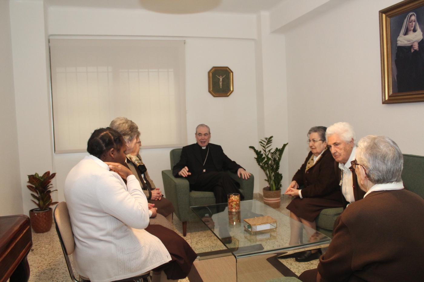 Visita del Sr. Obispo al colegio Madre Asunción de las Carmelitas del Sagrado Corazón de Jesús por el centenario de la congregación