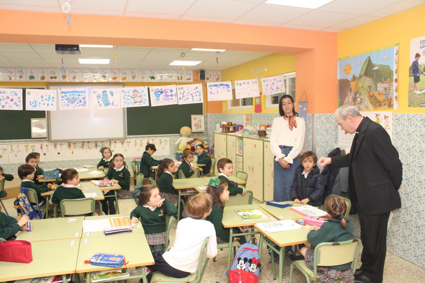 Visita del Sr. Obispo al colegio Madre Asunción de las Carmelitas del Sagrado Corazón de Jesús por el centenario de la congregación