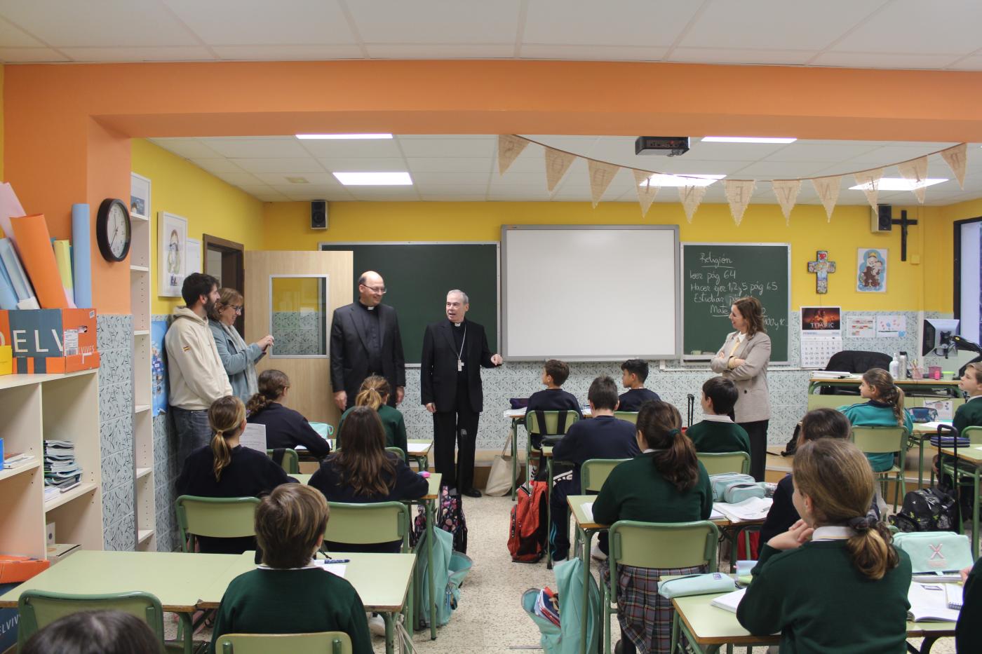 Visita del Sr. Obispo al colegio Madre Asunción de las Carmelitas del Sagrado Corazón de Jesús por el centenario de la congregación