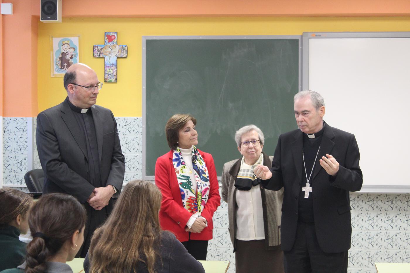 Visita del Sr. Obispo al colegio Madre Asunción de las Carmelitas del Sagrado Corazón de Jesús por el centenario de la congregación