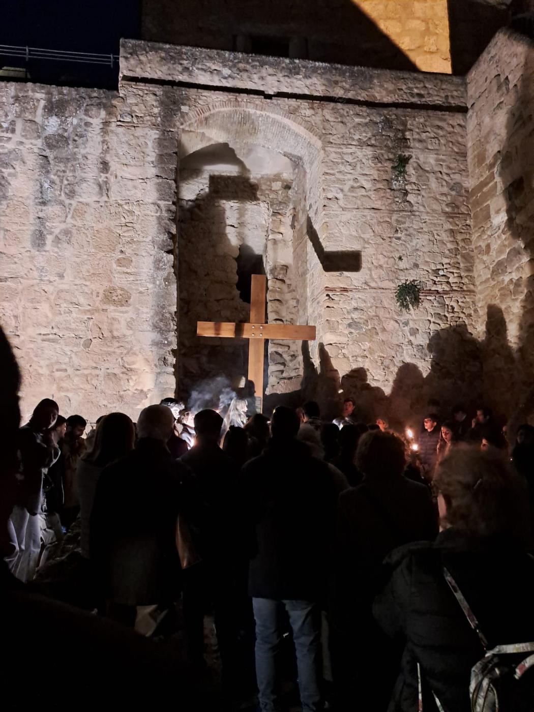 Los jóvenes de Antequera comienzan la Cuaresma con un Via Crucis por la Alcazaba