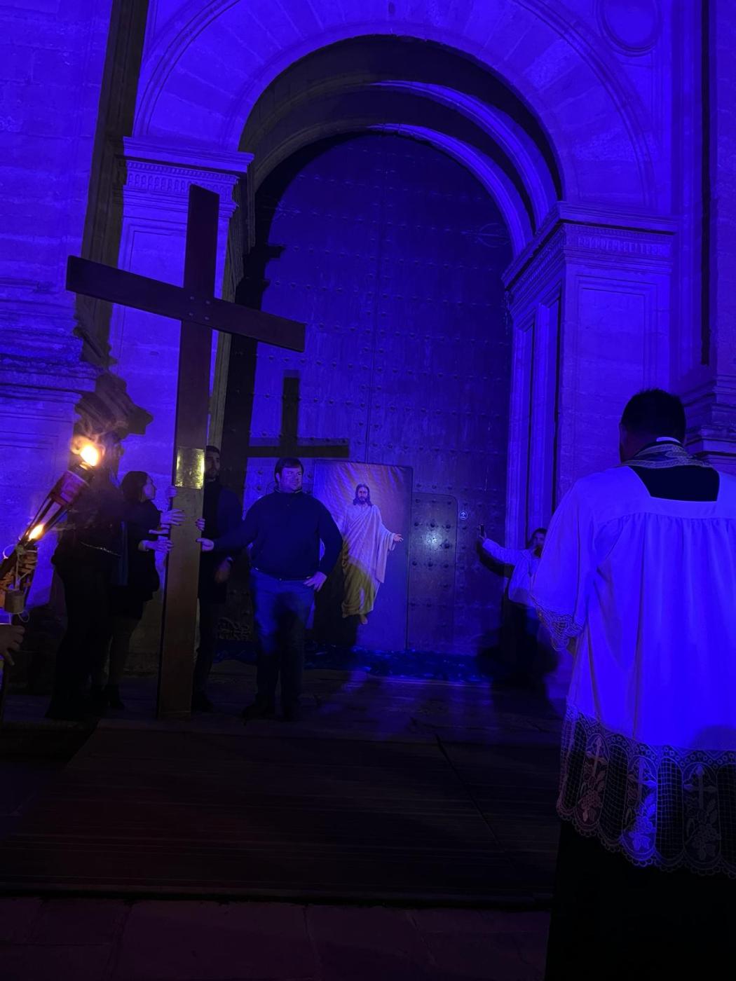 Los jóvenes de Antequera comienzan la Cuaresma con un Via Crucis por la Alcazaba