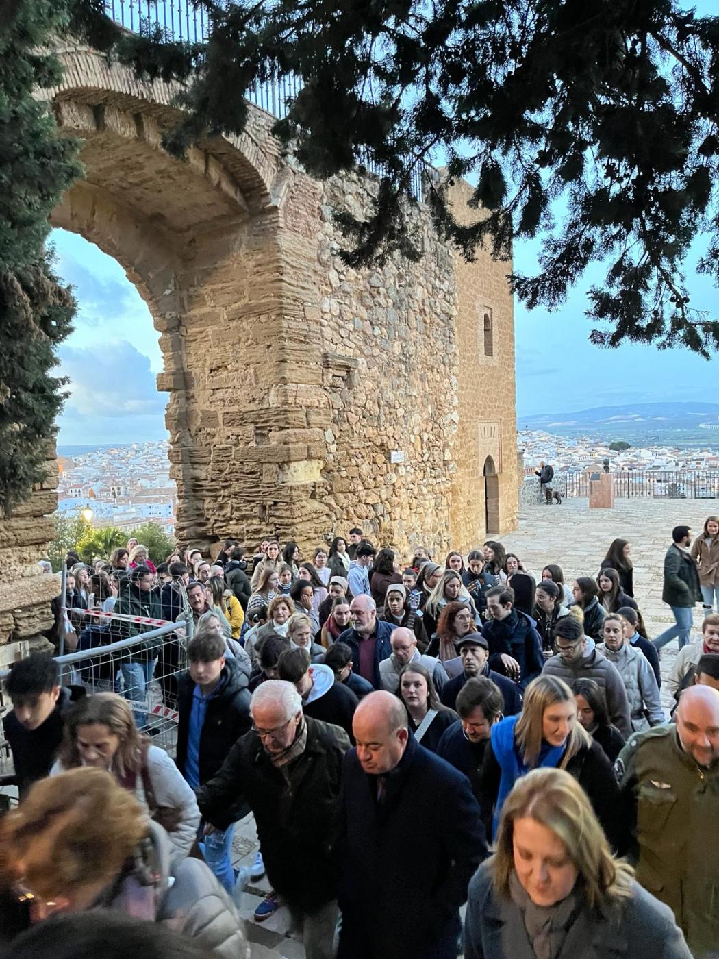 Los jóvenes de Antequera comienzan la Cuaresma con un Via Crucis por la Alcazaba
