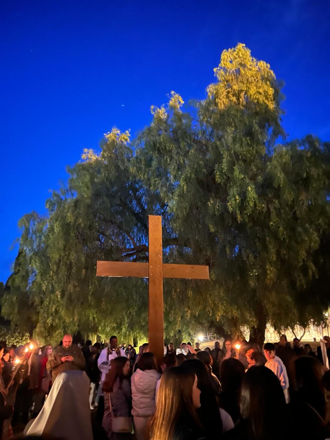 Los jóvenes de Antequera comienzan la Cuaresma con un Via Crucis por la Alcazaba