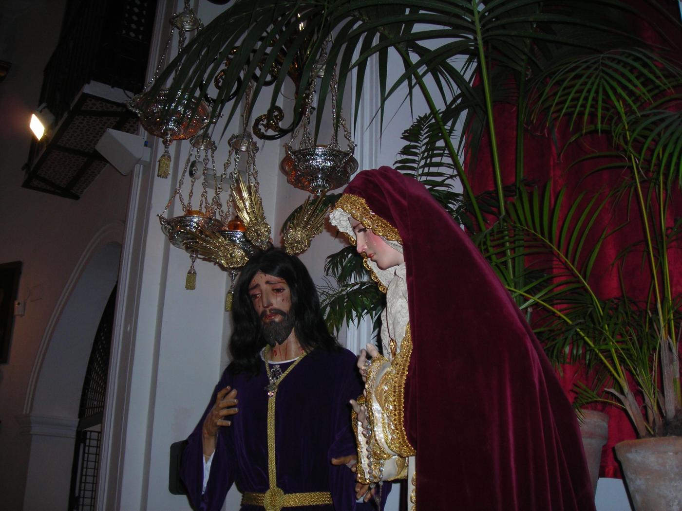 «En este grupo escultórico se muestra a Jesús despidiéndose de su Madre, ante la Pasión»